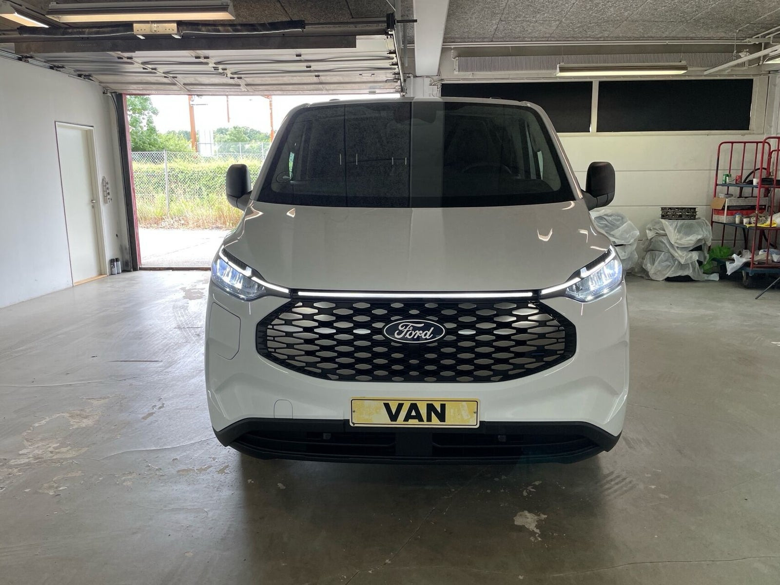 Hvid Ford E-Transit Custom 320 L1 fra 2026