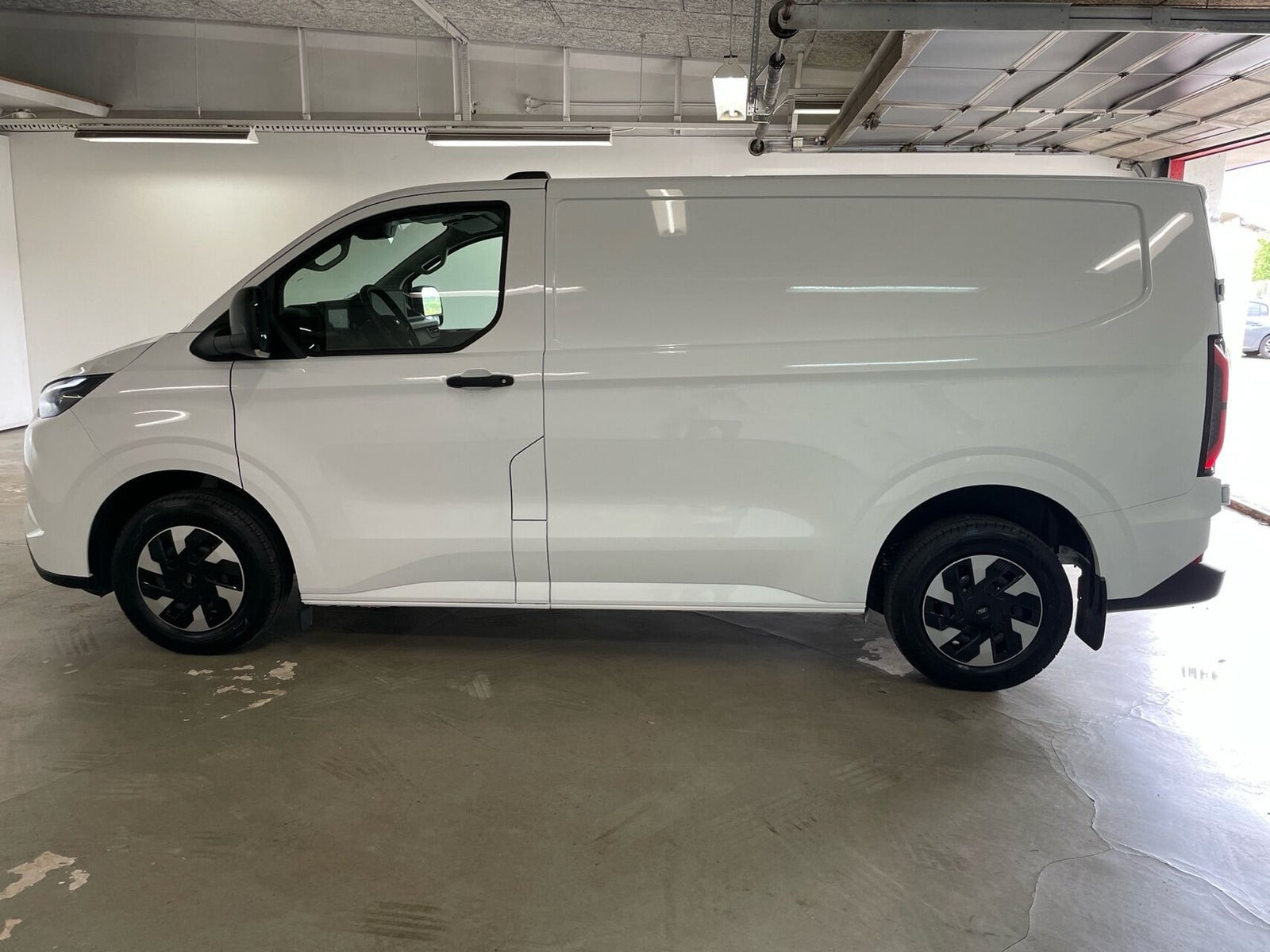 Hvid Ford E-Transit Custom 320 L1 fra 2026
