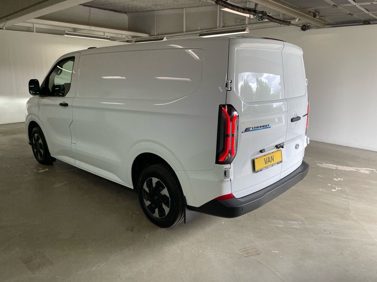 Hvid Ford E-Transit Custom 320 L1 fra 2026