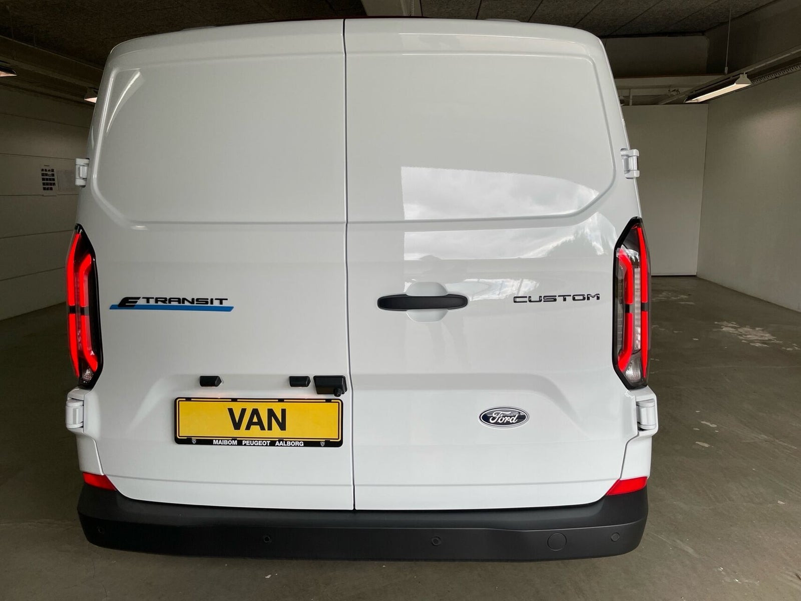 Hvid Ford E-Transit Custom 320 L1 fra 2026