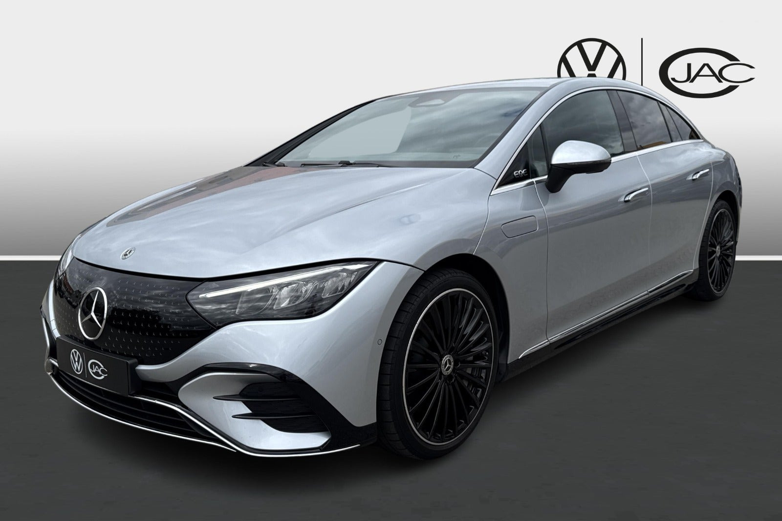 Sølv Mercedes EQE350+ fra 2024