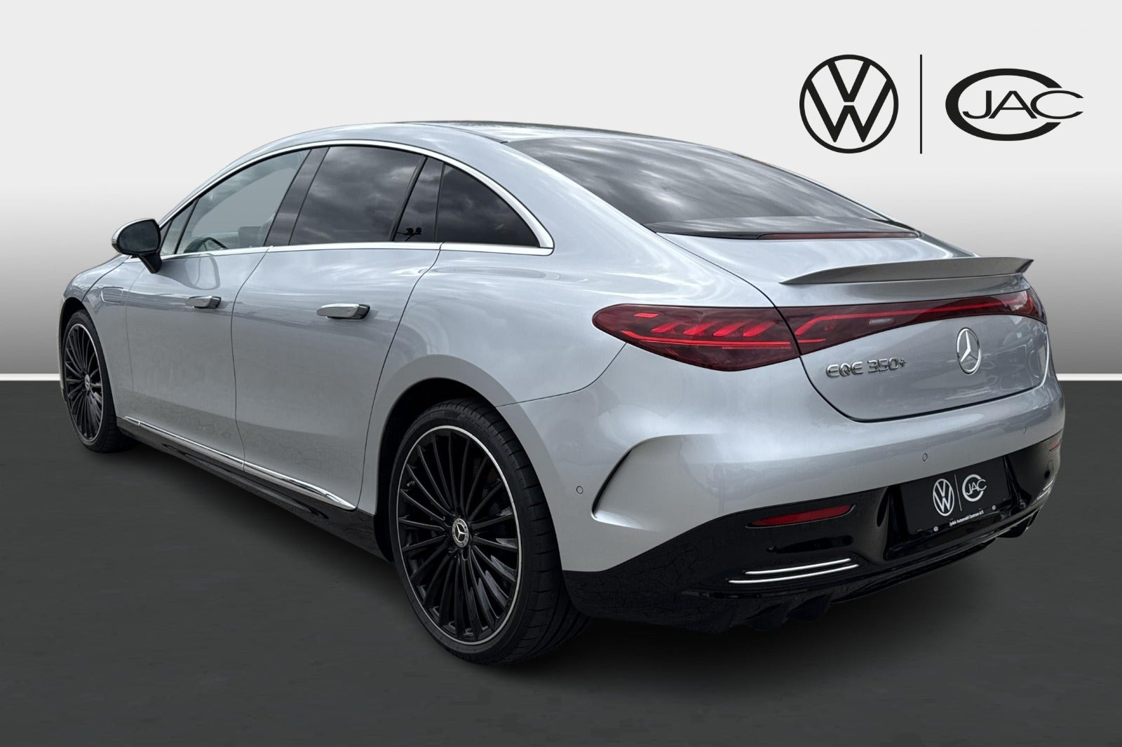 Sølv Mercedes EQE350+ fra 2024