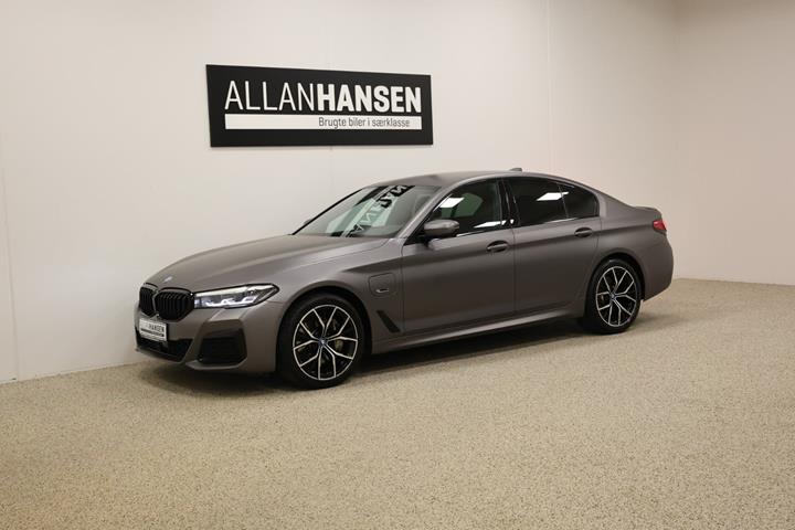 Grå BMW 545e fra 2022