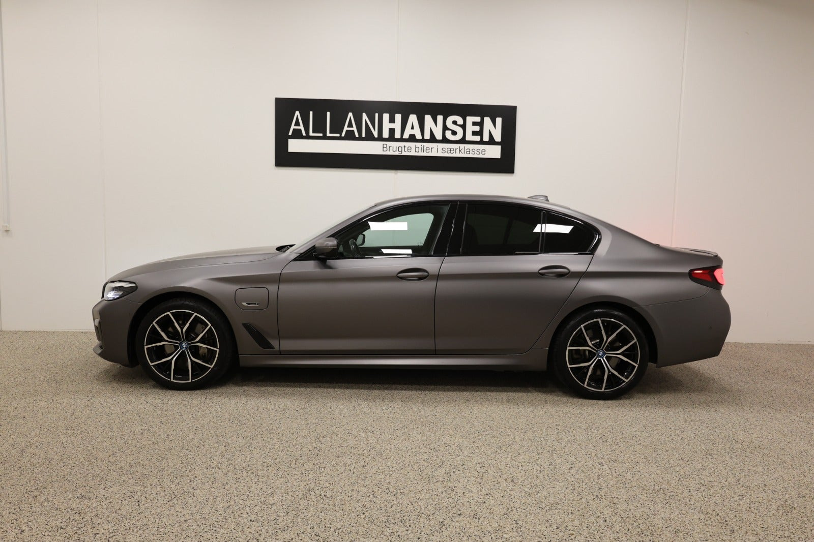 Grå BMW 545e fra 2022