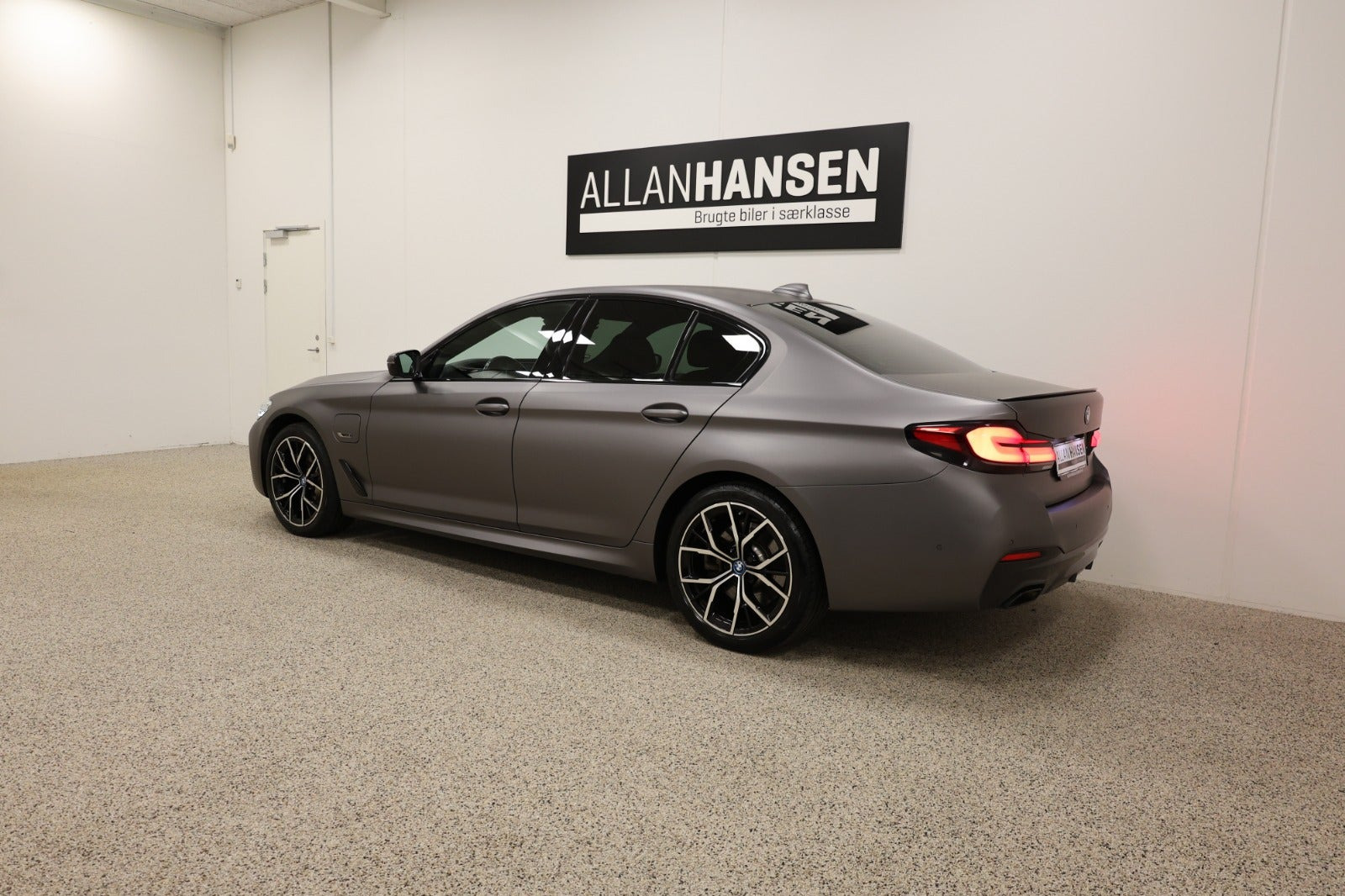 Grå BMW 545e fra 2022