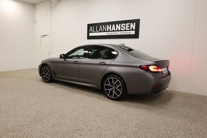 Grå BMW 545e fra 2022