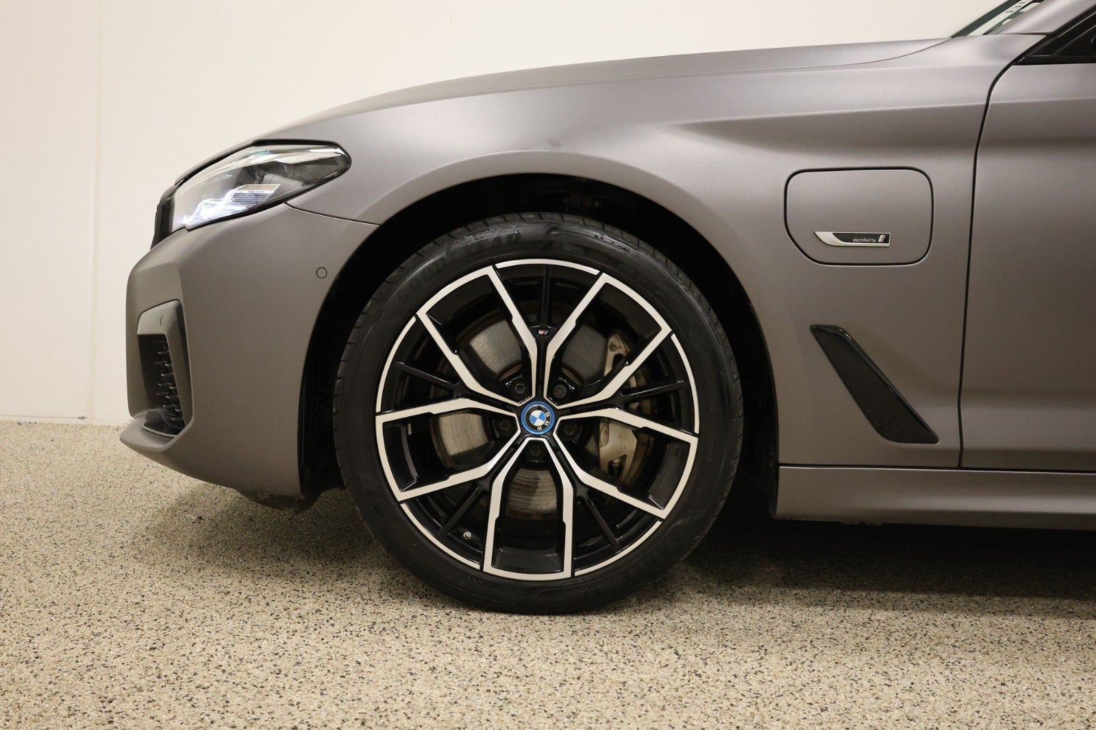 Grå BMW 545e fra 2022