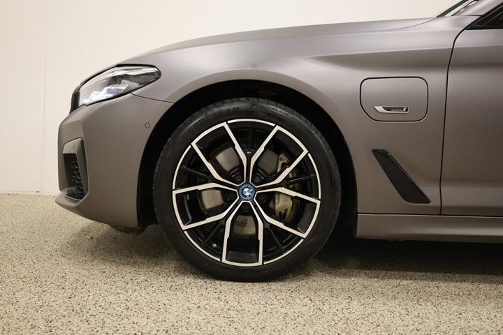 Grå BMW 545e fra 2022
