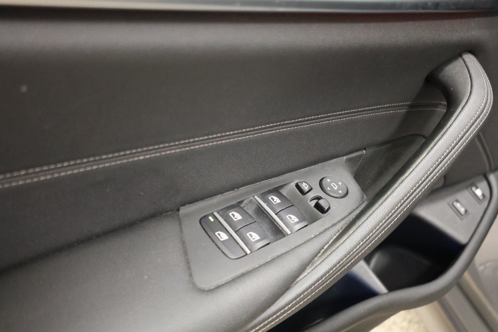 Grå BMW 545e fra 2022