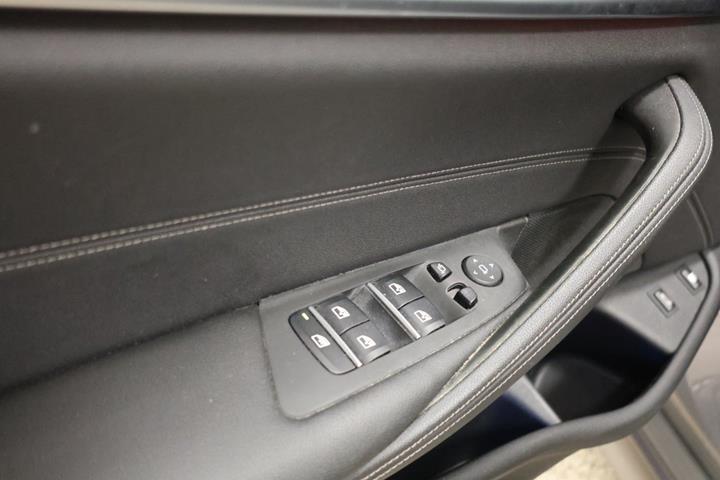 Grå BMW 545e fra 2022