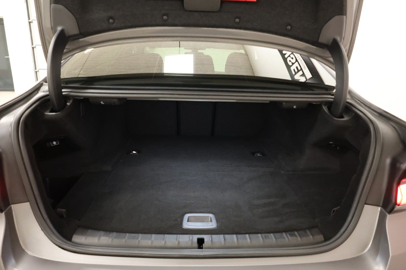 Grå BMW 545e fra 2022