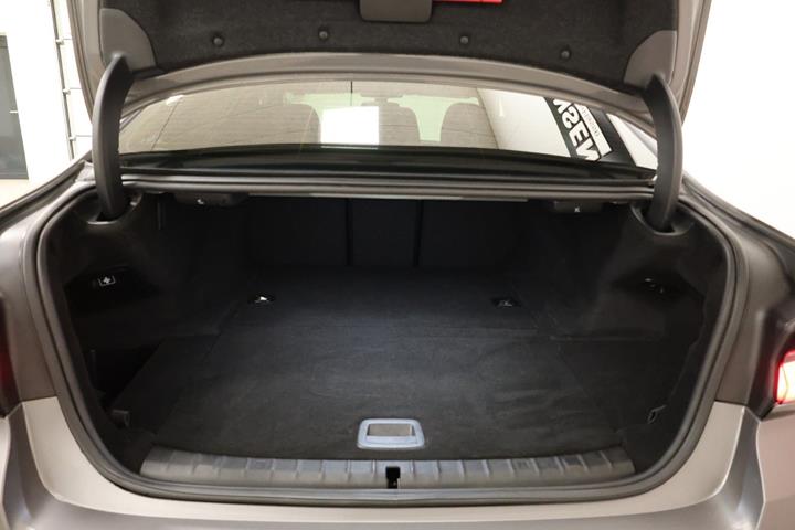 Grå BMW 545e fra 2022