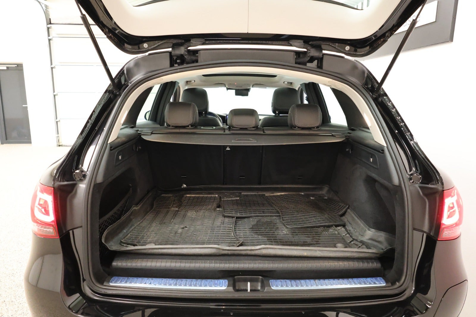 Sort Mercedes GLC300 de fra 2021