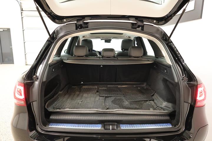 Sort Mercedes GLC300 de fra 2021