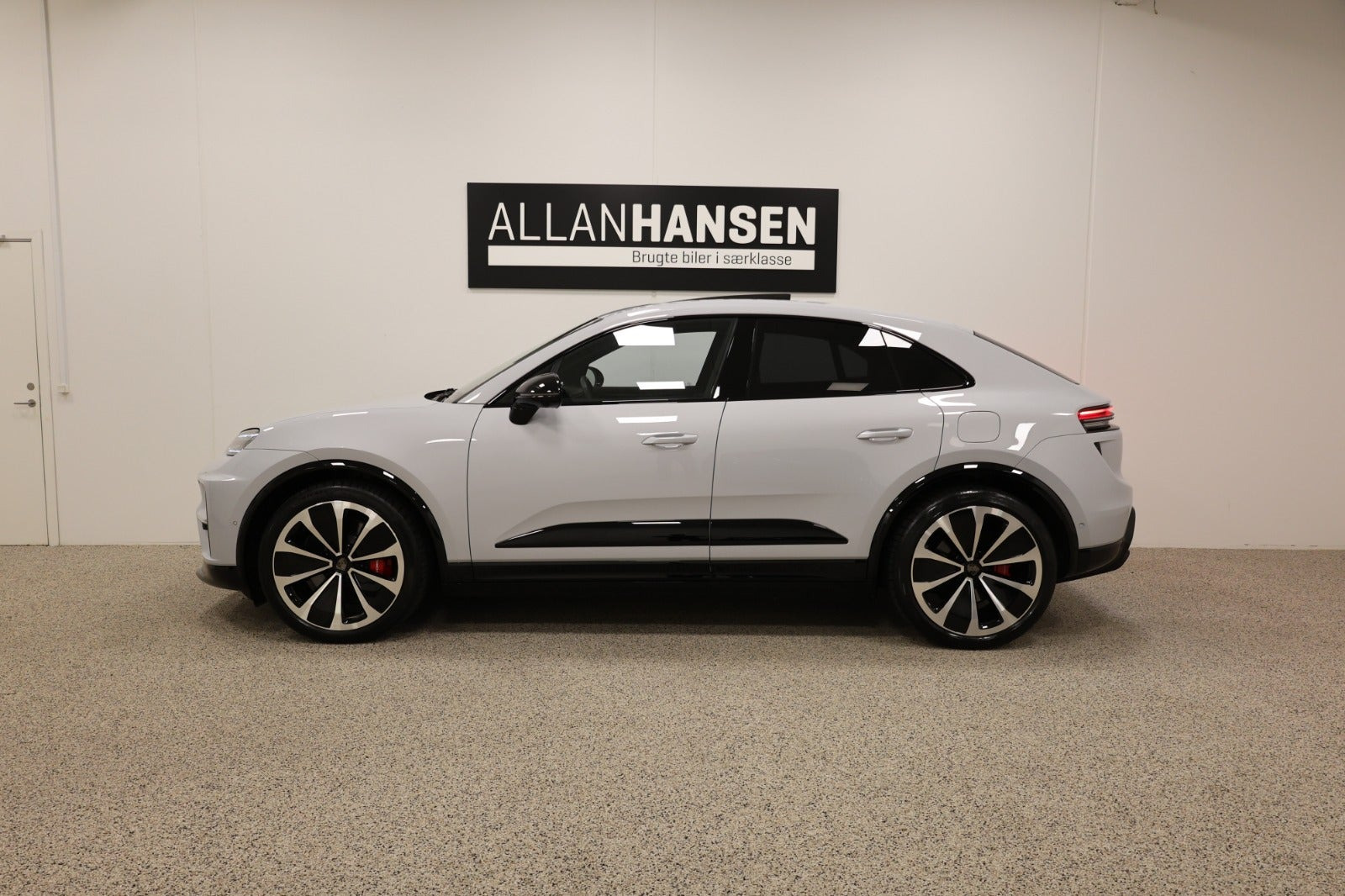 Grå Porsche Macan Turbo fra 2025