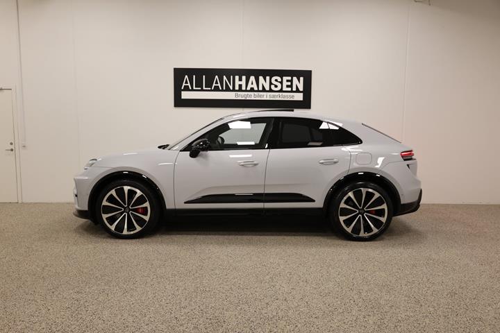 Grå Porsche Macan Turbo fra 2025