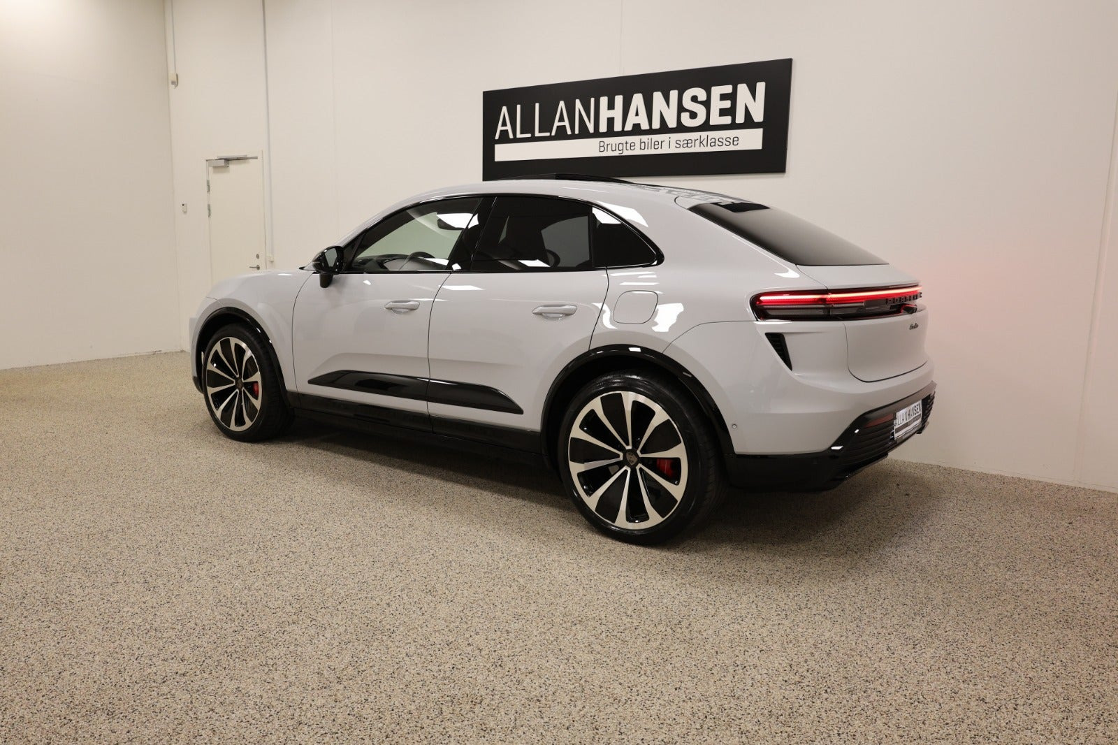 Grå Porsche Macan Turbo fra 2025