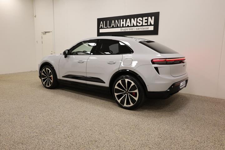 Grå Porsche Macan Turbo fra 2025