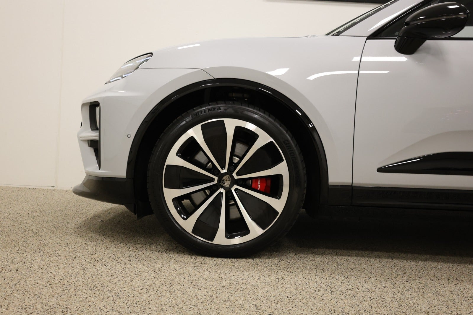 Grå Porsche Macan Turbo fra 2025
