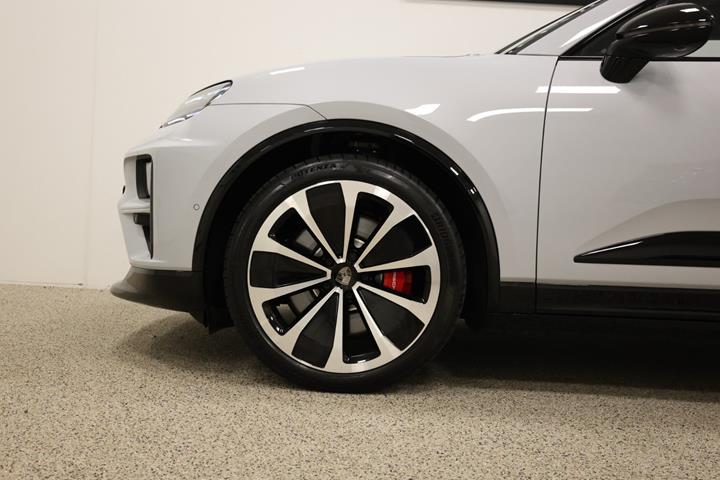 Grå Porsche Macan Turbo fra 2025