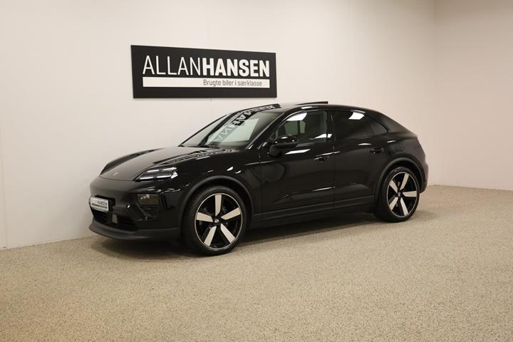Sort Porsche Macan 4 fra 2024 set udefra
