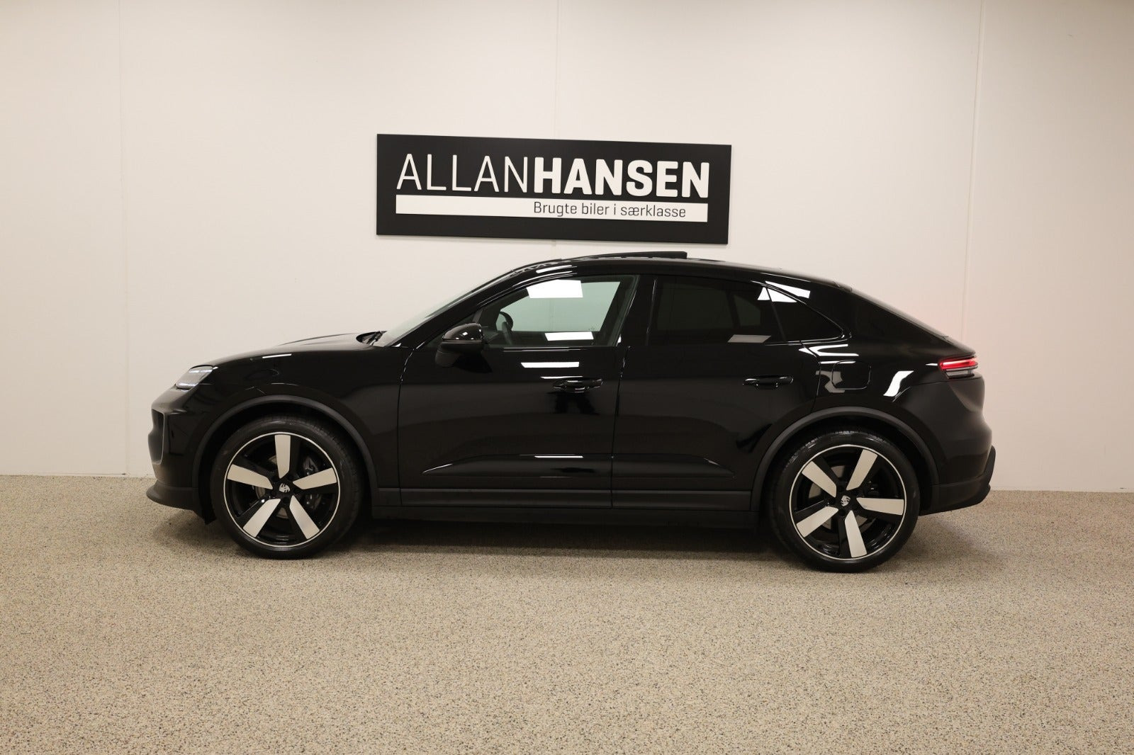 Sort Porsche Macan 4 fra 2024