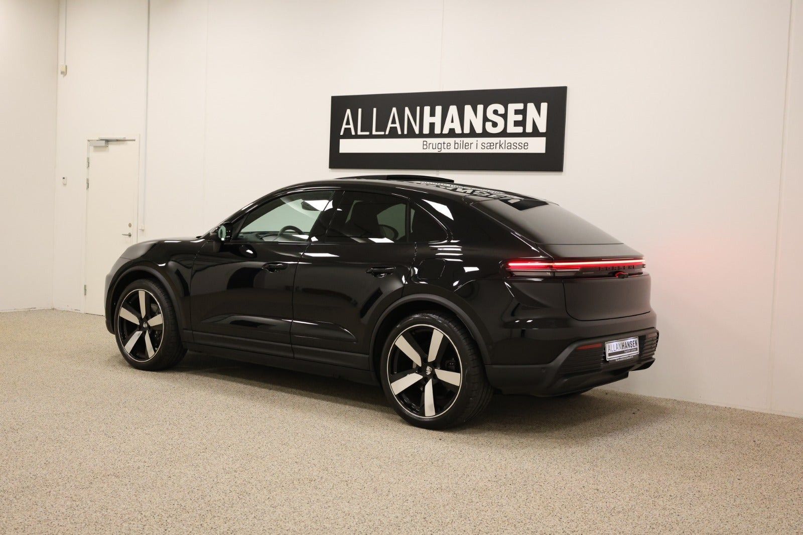 Sort Porsche Macan 4 fra 2024