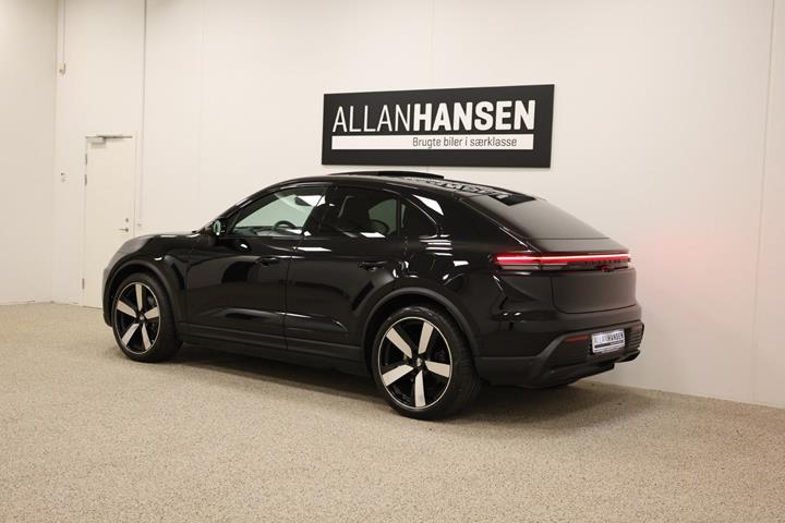 Sort Porsche Macan 4 fra 2024