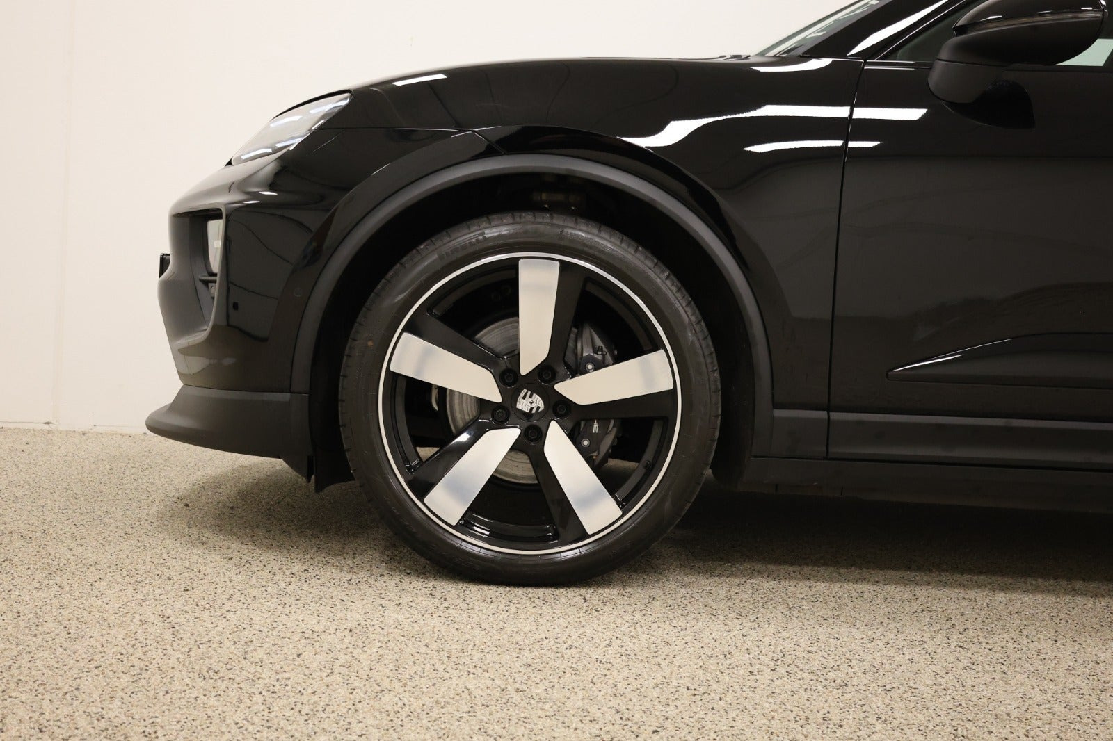 Sort Porsche Macan 4 fra 2024