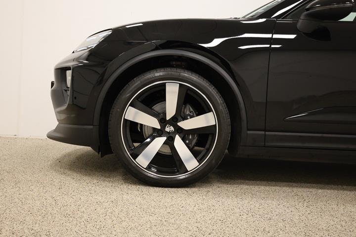Sort Porsche Macan 4 fra 2024