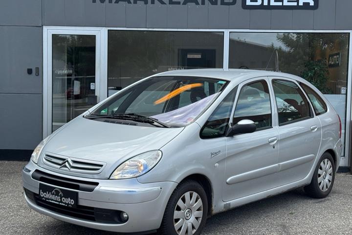 Sølv Citroën Xsara Picasso fra 2004 set udefra