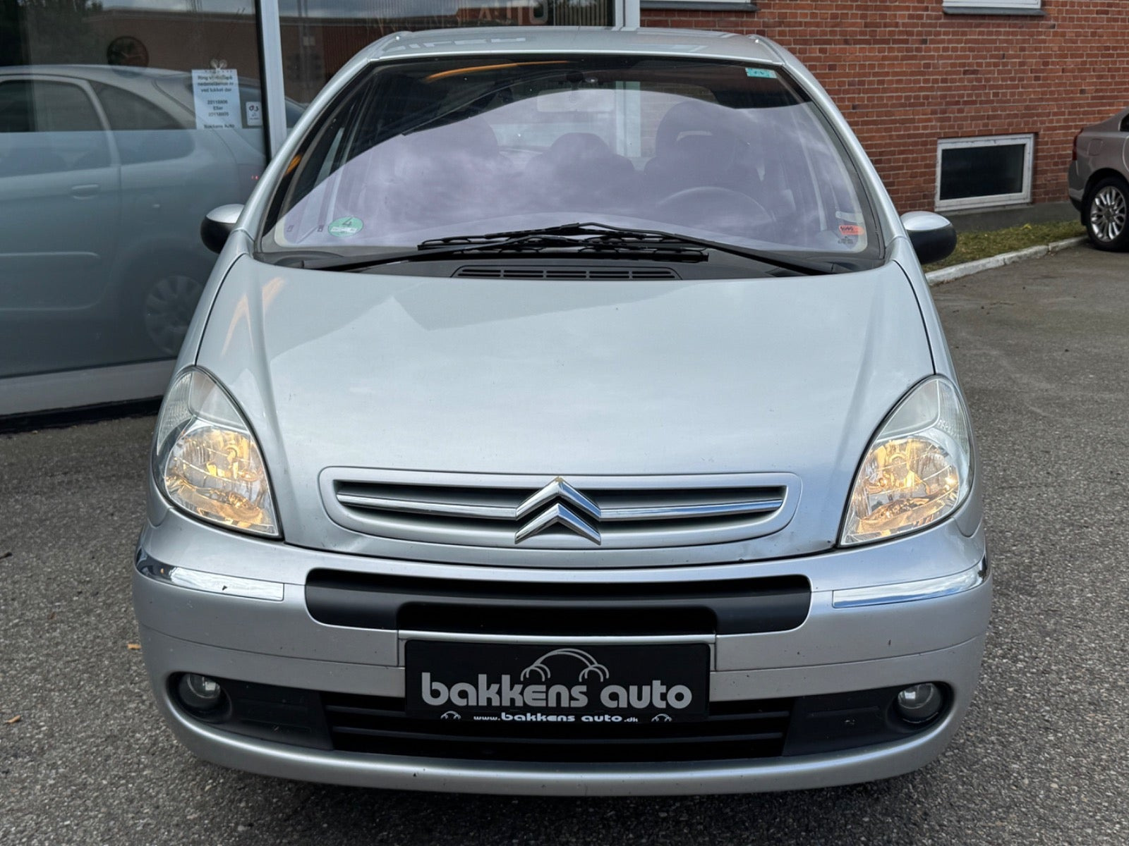 Sølv Citroën Xsara Picasso fra 2004 set udefra