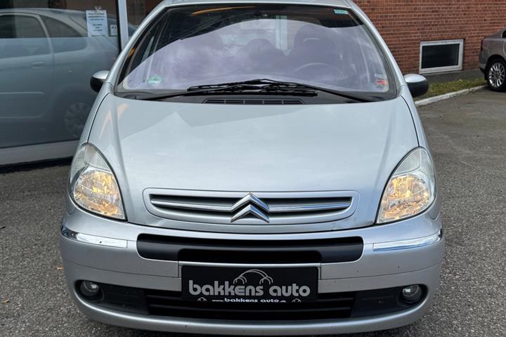 Sølv Citroën Xsara Picasso fra 2004 set udefra