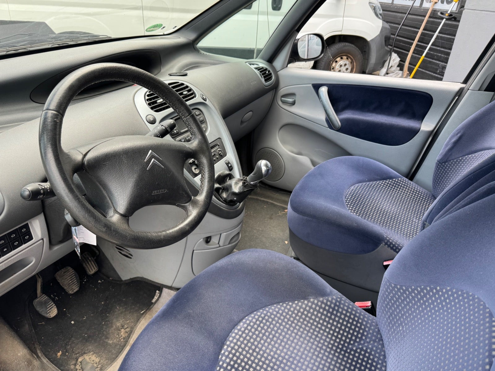 Sølv Citroën Xsara Picasso fra 2004 set indefra