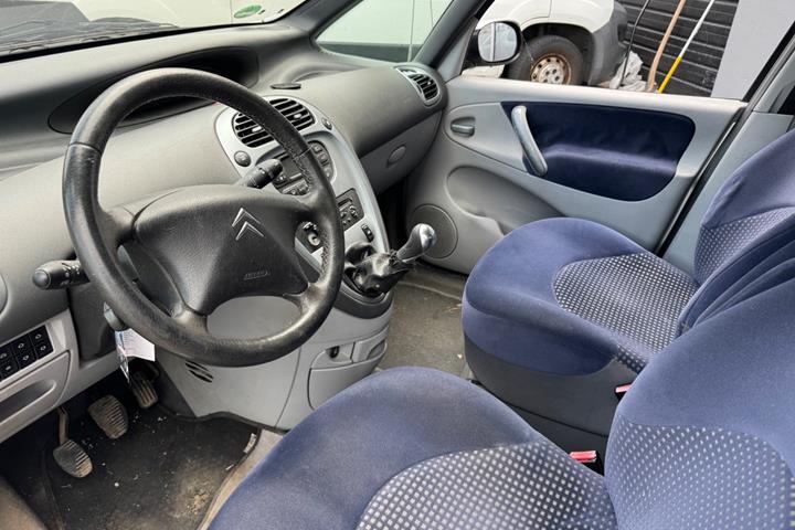 Sølv Citroën Xsara Picasso fra 2004 set indefra