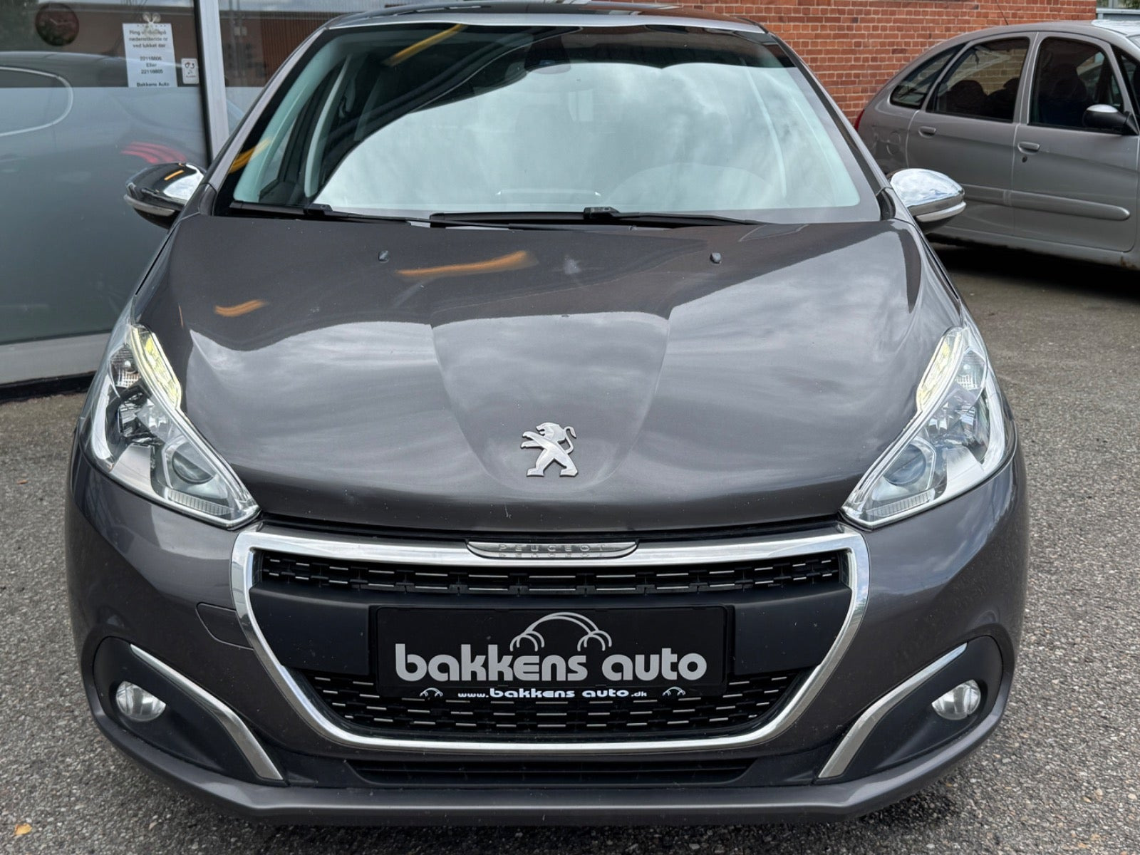 Grå Peugeot 208 fra 2018
