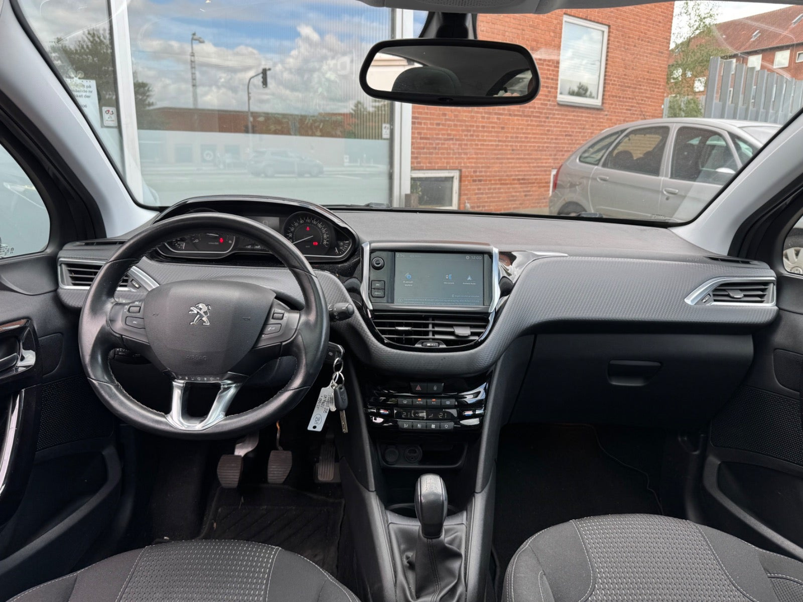 Grå Peugeot 208 fra 2018