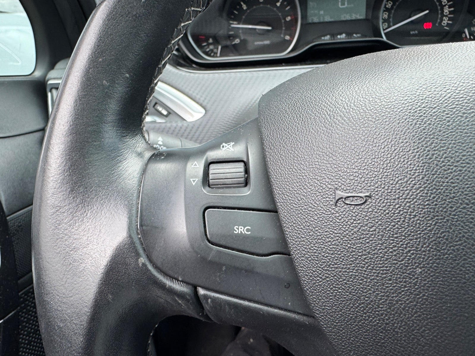 Grå Peugeot 208 fra 2018