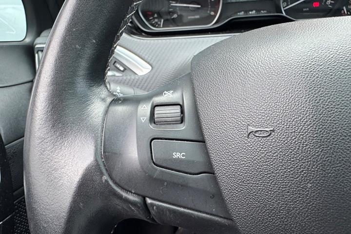 Grå Peugeot 208 fra 2018
