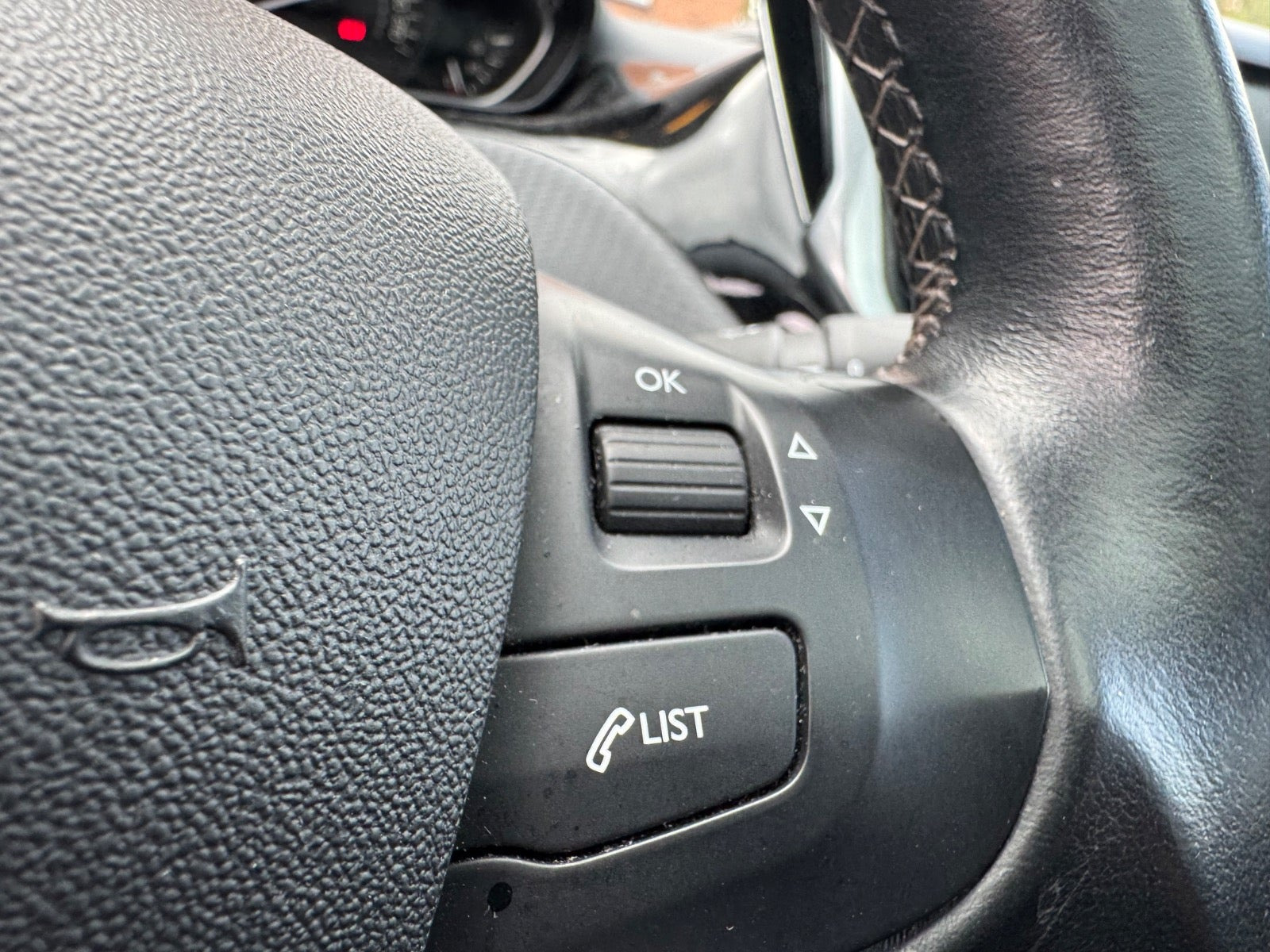 Grå Peugeot 208 fra 2018