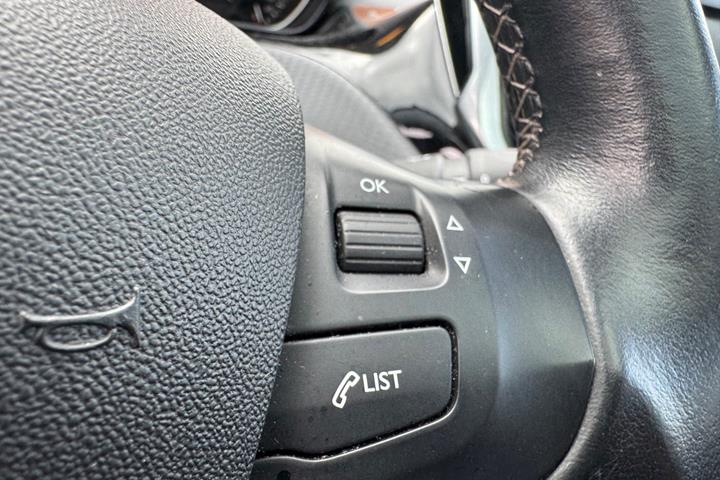 Grå Peugeot 208 fra 2018