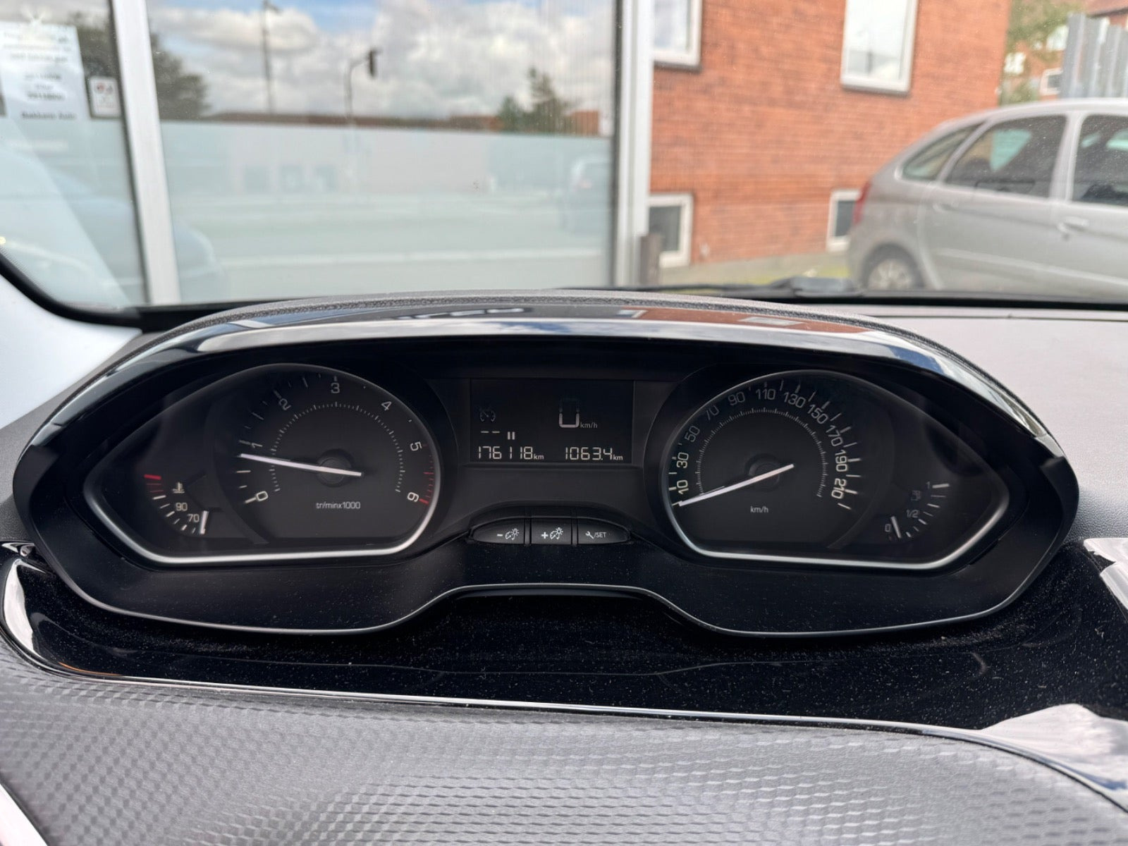 Grå Peugeot 208 fra 2018