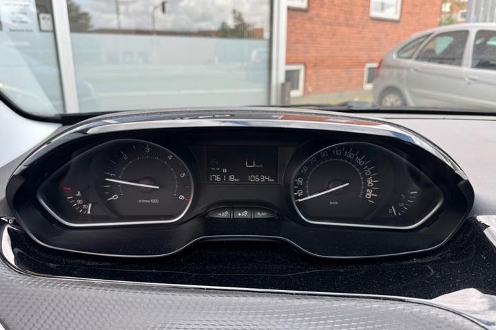 Grå Peugeot 208 fra 2018