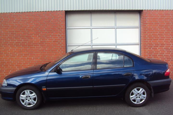 Blå Toyota Avensis fra 2002