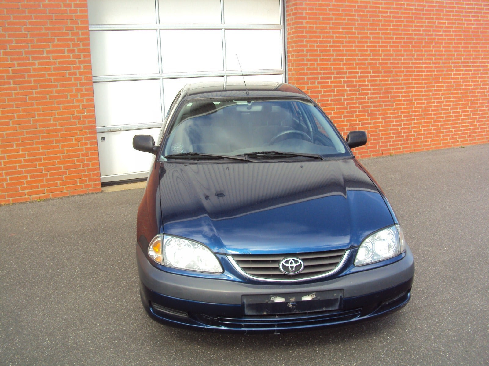 Blå Toyota Avensis fra 2002