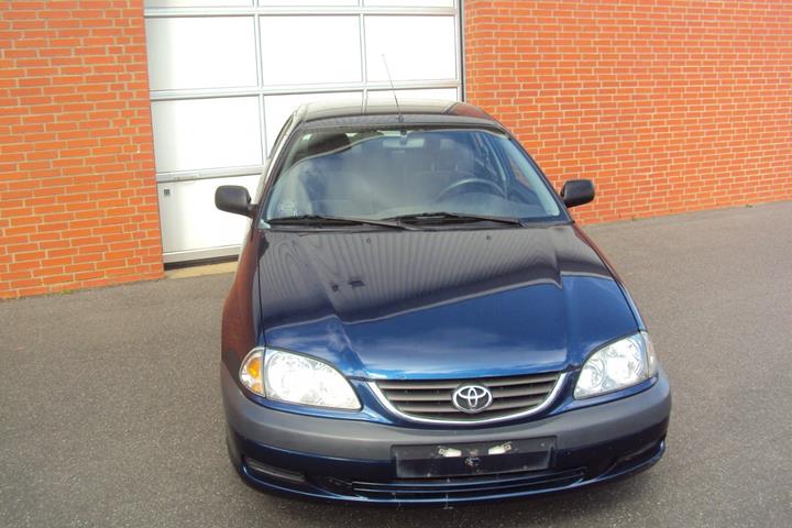 Blå Toyota Avensis fra 2002