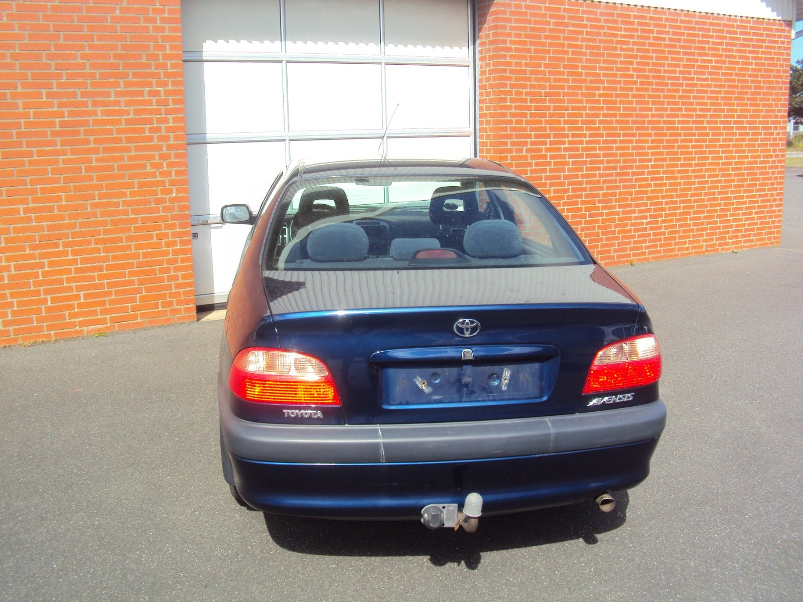 Blå Toyota Avensis fra 2002