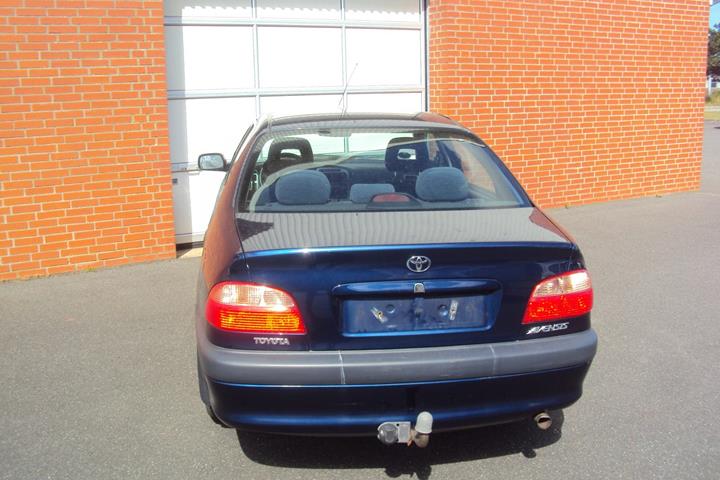 Blå Toyota Avensis fra 2002