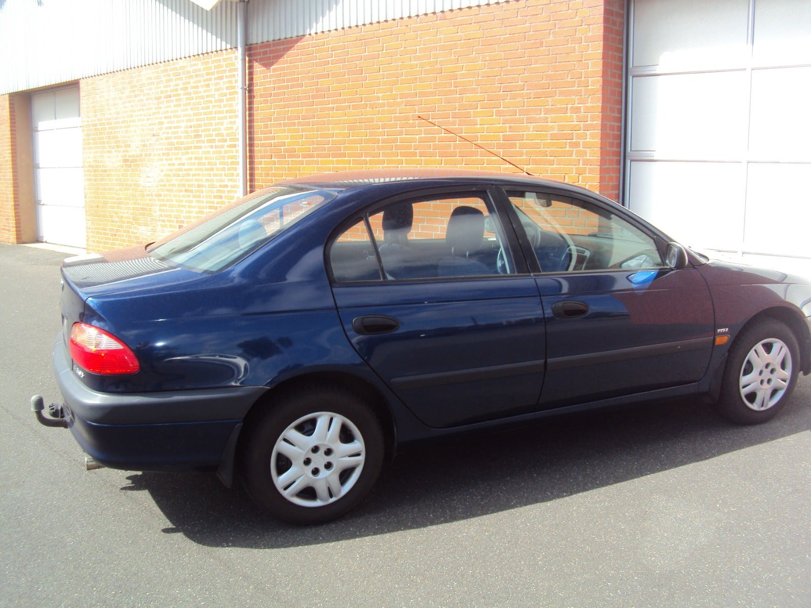 Blå Toyota Avensis fra 2002