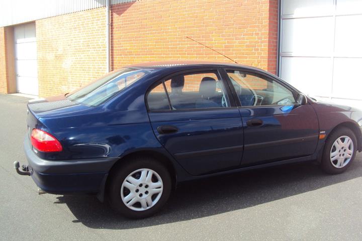 Blå Toyota Avensis fra 2002